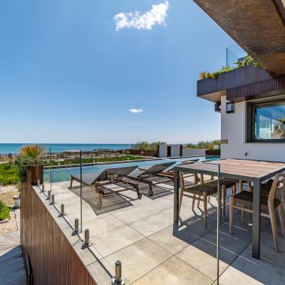 La piscine et sa terrasse  - Villa Miramar Maison d'hôtes Luxe Méditerranée Frontignan Sète Bassin de Thau 